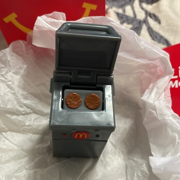 # 12 Burger Grill 🍔
Lil McDonald's 2025
Happy Meal Toy Mini McD
Series hamburger - Picture 3 of 7